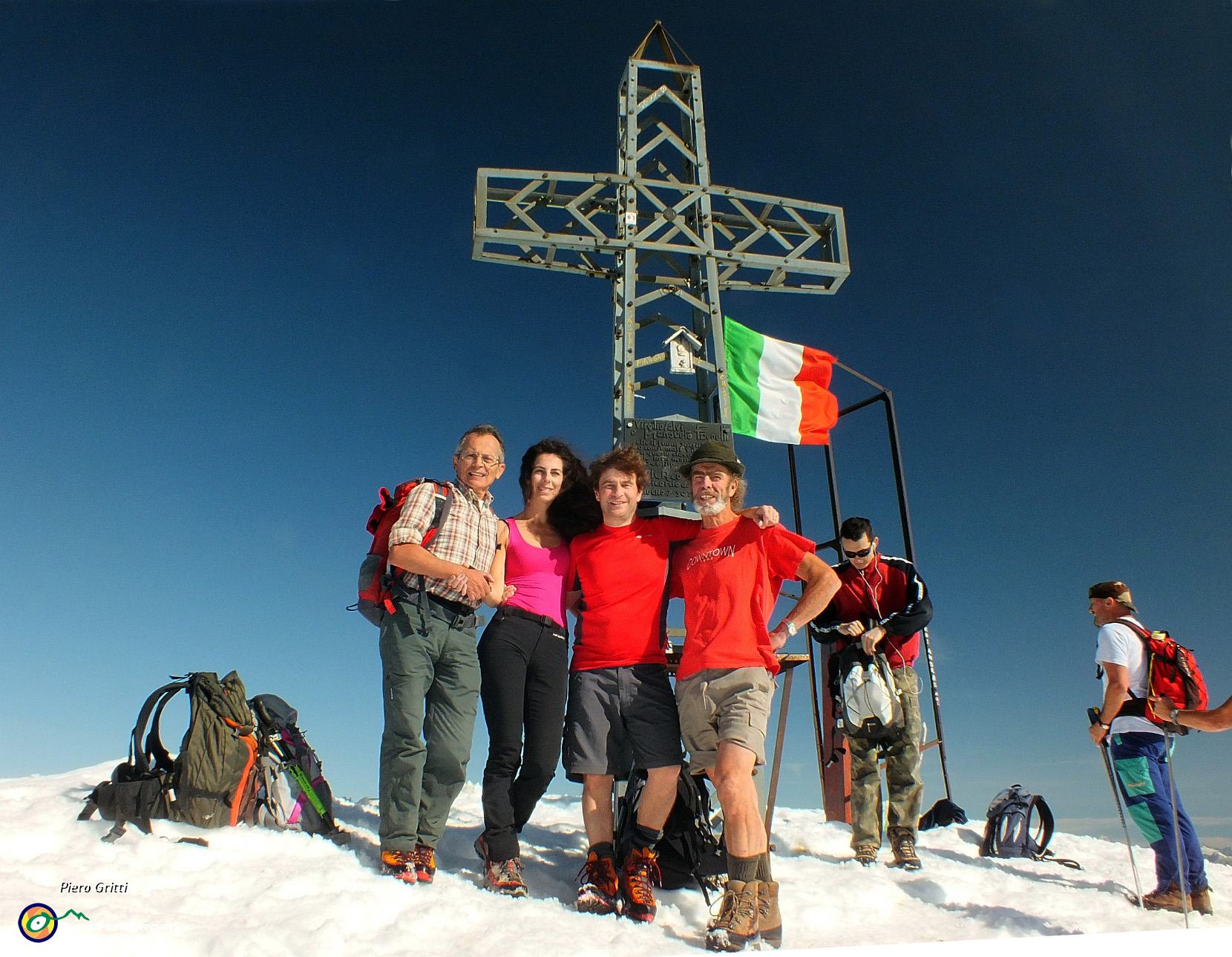 01 In vetta all'Arera (2512 m.) salito dalla cresta est.JPG